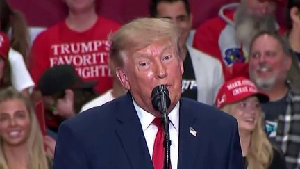 Propos grossiers, blagues de mauvais goût… La campagne en roue libre de Donald Trump pour les Midterms 2026