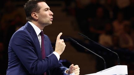 Jordan Bardella a-t-il vraiment retiré une montre de luxe de son poignet alors qu'il prenait la parole au congrès du Rassemblement national ?