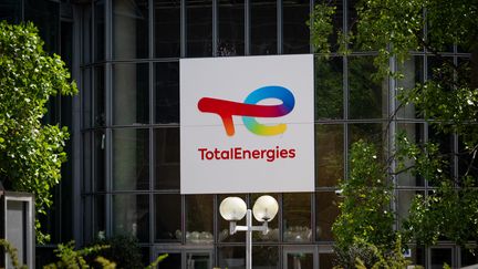 TotalEnergies engrange un bénéfice net record au 3e trimestre, plus que doublé sur un an en raison de l'envolée des prix des hydrocarbures
