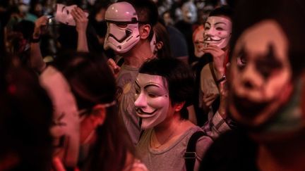 Des zombies face aux CRS ? Pour Halloween, des appels à manifester déguisé, ce samedi