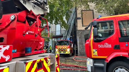 Trois corps découverts dans les décombres d'un immeuble à Clermont-Ferrand après un incendie, une personne placée en garde à vue