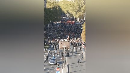 Le cortège parisien défile dans le calme et approche de la porte
de Charenton